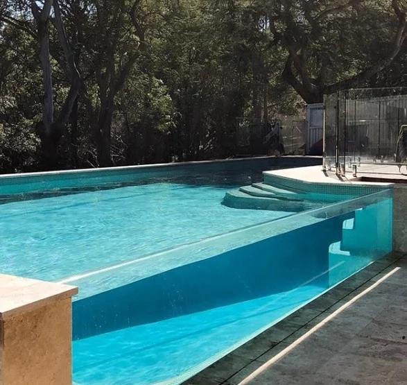 Quels sont les avantages d'une piscine en acrylique sur le toit dans un hôtel?
