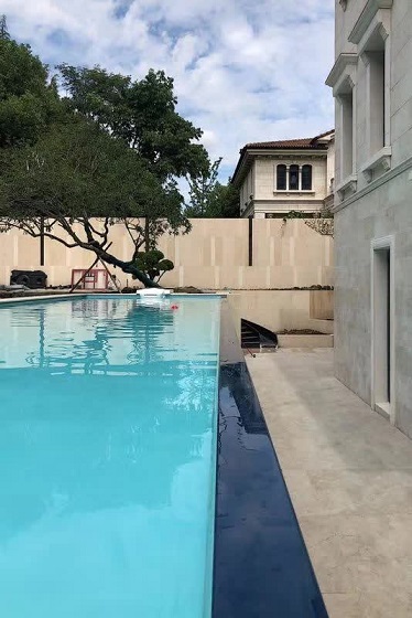 Piscine en extérieur en bord de mer acrylique